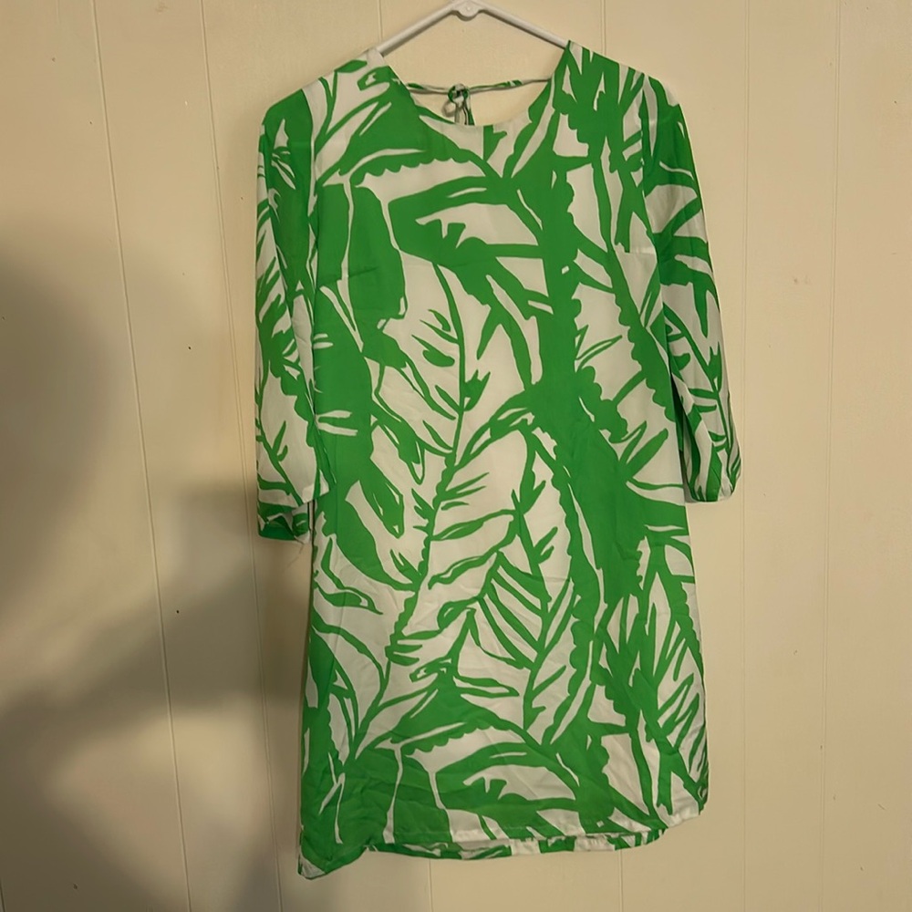 Lili Pulitzer flow a line three-quarter sleeve small V-neck back tropical floral